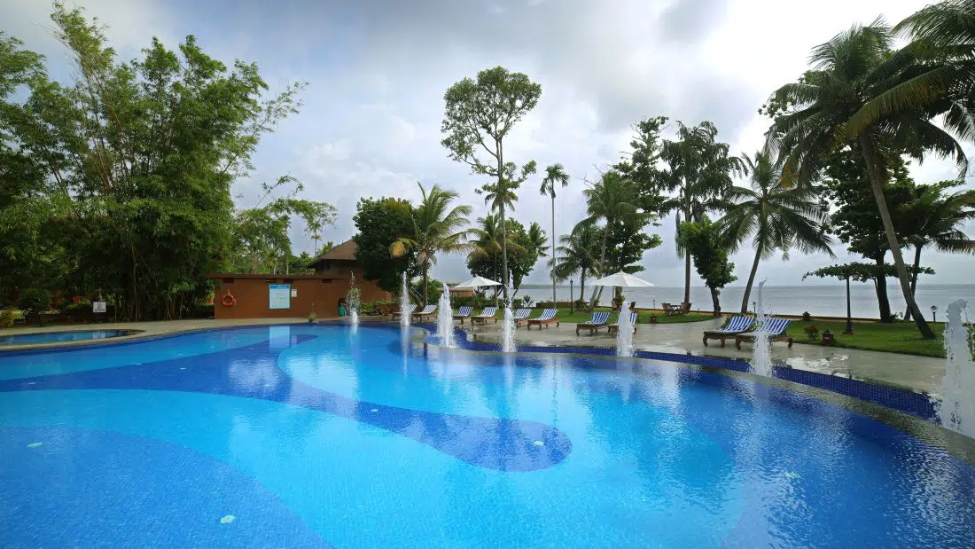 kerala_5star_packages_swimmingpool_lakeview